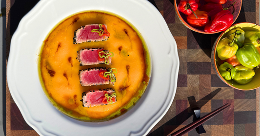 Tataki de thon aux deux sésames, crème de mangue au gingembre