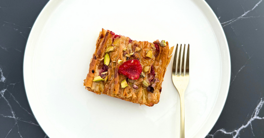 Dessert croustillant à la pâte phyllo, framboises & pistaches