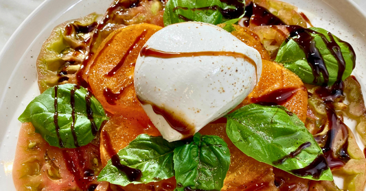 Salade de Tomates Heirloom, Kaki, Mozzarella et Basilic 🍅🍊🧀